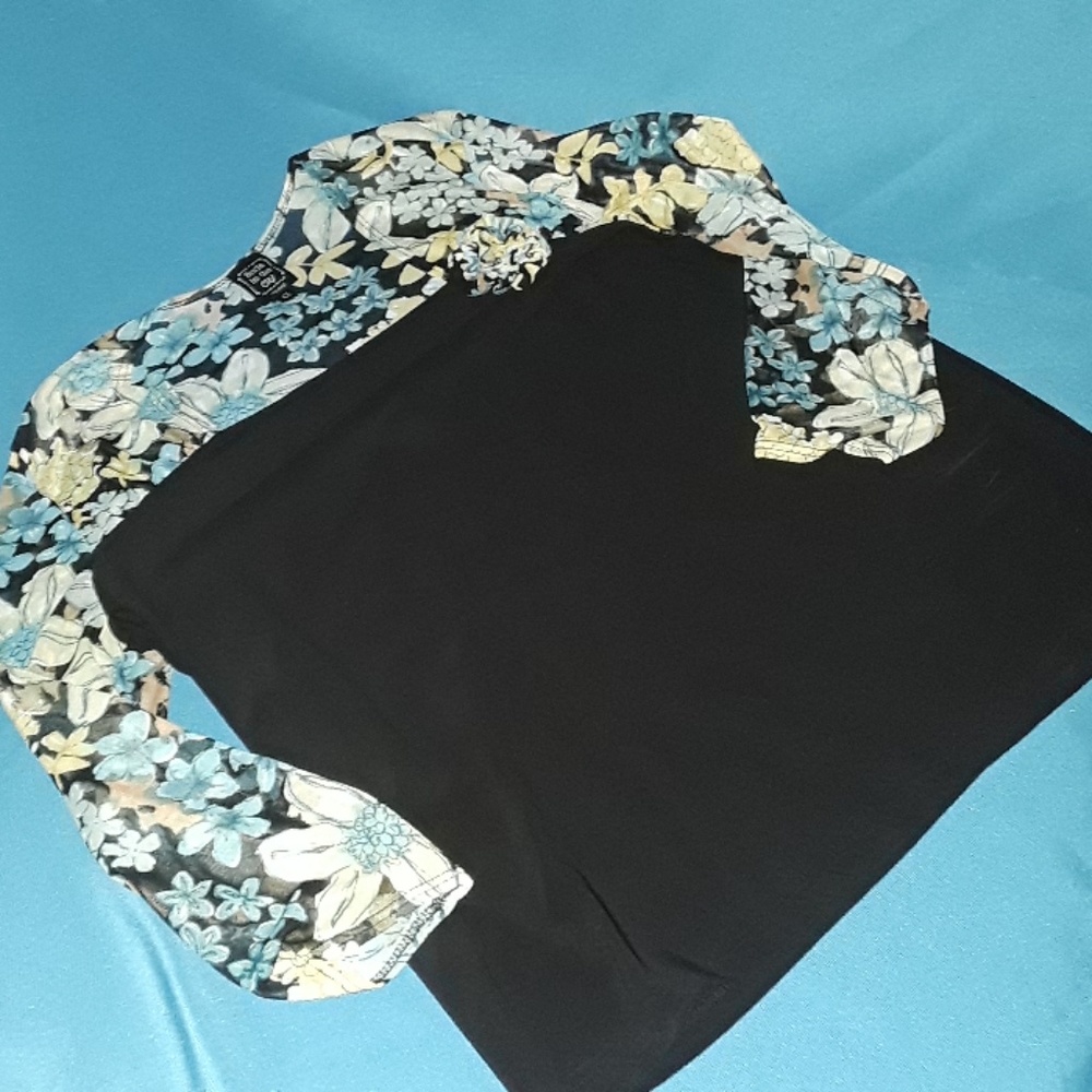 🐙EUC Suzie In the City Blouse w/Sheer Floral